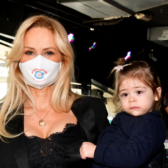 Exclusif - Adriana Karembeu Ohanian et sa fille Nina - Adriana Karembeu Ohanian, à l'occasion de l'année internationale de l'infirmière et de la sage-femme, a fait un don de 2000 masques de protection "Year of Nurse by Adriana" aux infirmières de la Principauté de Monaco et des communes limitrophes, à la Brasserie de Monaco, le 3 décembre 2020. © Bruno Bebert / Bestimge