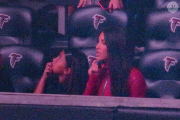 Kim Kardashian avec sa fille North et sa soeur Khloe Kardashian - Kim Kardashian et sa soeur Khloe Kardashian sont allés soutenir Kanye West sur le tournage de son prochain album Donda à Atlanta, le 22 juillet 2021