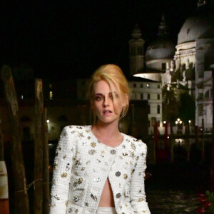 Kristen Stewart arrive à la soirée Chanel en marge du festival international du film de Venise (La Mostra), le 2 septembre 2021.