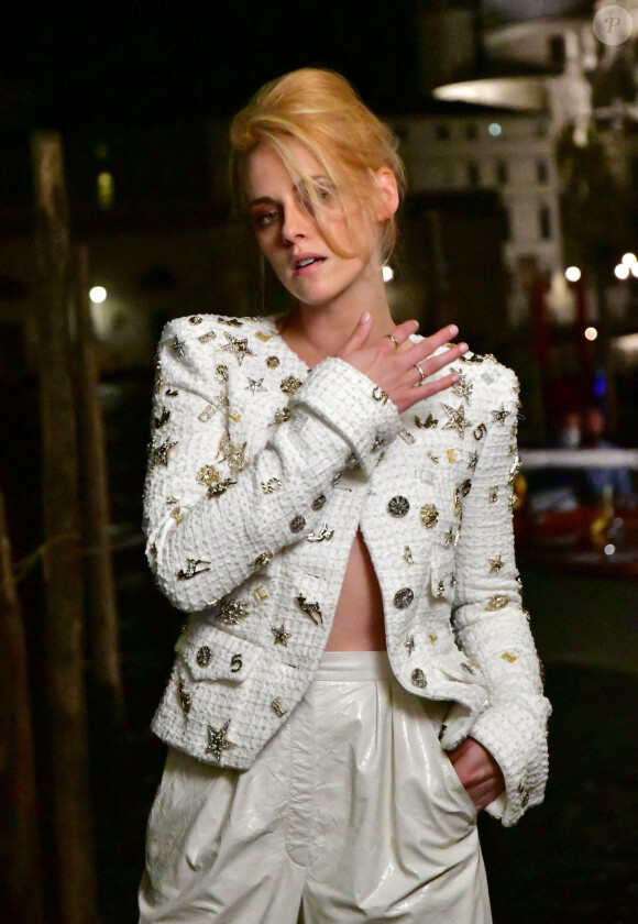 Kristen Stewart arrive à la soirée Chanel en marge du festival international du film de Venise (La Mostra), le 2 septembre 2021.