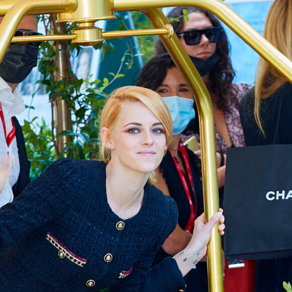 Kristen Stewart arrive à l'hôtel Excelsior lors du 78ème festival international du film de Venise, la Mostra. Le 3 septembre 2021.