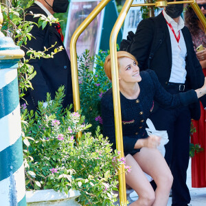 Kristen Stewart arrive à l'hôtel Excelsior lors du 78ème festival international du film de Venise, la Mostra. Le 3 septembre 2021.