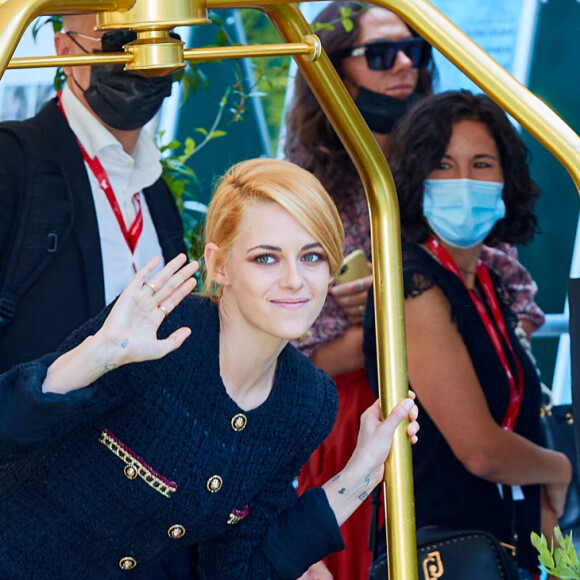 Kristen Stewart arrive à l'hôtel Excelsior lors du 78ème festival international du film de Venise, la Mostra. Le 3 septembre 2021.