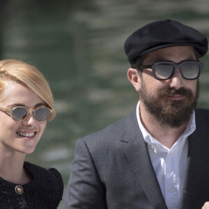 Kristen Stewart et le réalisateur Pablo Larraín au photocall du film "Spencer" en compétition au 78e Festival du Film International de Venise (la Mostra de Venise). Venise, le 3 septembre 2021.
