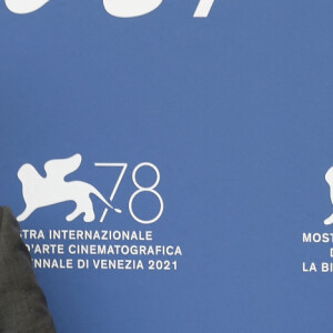 Kristen Stewart et le réalisateur Pablo Larraín au photocall du film "Spencer" en compétition au 78e Festival du Film International de Venise (la Mostra de Venise). Venise, le 3 septembre 2021.