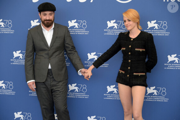 Kristen Stewart et le réalisateur Pablo Larraín au photocall du film "Spencer" en compétition au 78e Festival du Film International de Venise (la Mostra de Venise). Venise, le 3 septembre 2021.