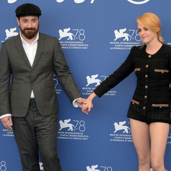 Kristen Stewart et le réalisateur Pablo Larraín au photocall du film "Spencer" en compétition au 78e Festival du Film International de Venise (la Mostra de Venise). Venise, le 3 septembre 2021.