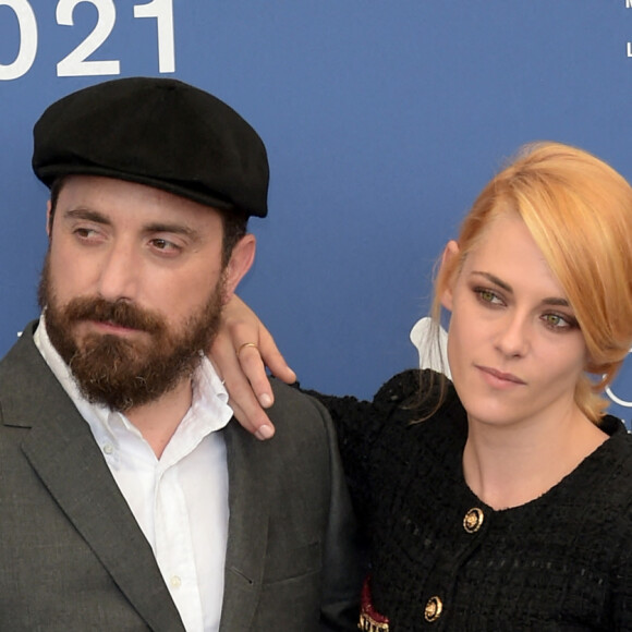 Kristen Stewart et le réalisateur Pablo Larraín au photocall du film "Spencer" en compétition au 78e Festival du Film International de Venise (la Mostra de Venise). Venise, le 3 septembre 2021.