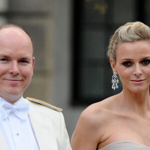 Le prince Albert de Monaco et Charlene Wittstock au mariage de la princesse Victoria de Suède avec Daniel Westling à Stockholm en 2010.