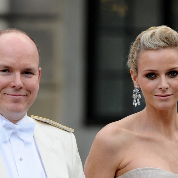 Le prince Albert de Monaco et Charlene Wittstock au mariage de la princesse Victoria de Suède avec Daniel Westling à Stockholm en 2010.