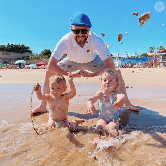 Le mari de Daniela Martins avec leurs enfants Eléa et Valentin, à la plage, au Portugal, juillet 2021