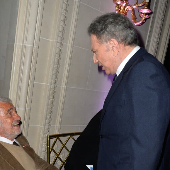 Jean-Paul Belmondo et Michel Drucker - Dîner de gala de la première édition des prix "les Stéthos d'Or" en faveur de la Fondation pour la recherche en physiologie dont le docteur Frédéric Saldmann est le directeur scientifique à l'hôtel George V à Paris le 13 mars 2017. © Coadic Guirec/Bestimage 