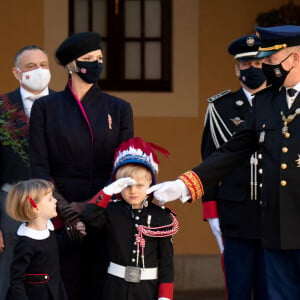 La famille princière assiste à une cérémonie de remise de médaille dans la cours du Palais de Monaco lors de la Fête Nationale 2020 de la principauté de Monaco le 19 novembre 2020. © David Nivière / Pool / Bestimage