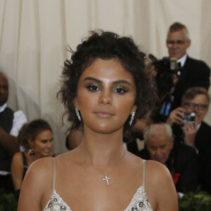 Selena Gomez assiste au Met Gala (Met Ball, Costume Institute Benefit) 2018 célébrant l'ouverture de l'exposition "Heavenly Bodies: Fashion and the Catholic Imagination", au Metropolitan Museum of Art à New York, le 7 mai 2018. © Charles Guerin / BestimageUSA