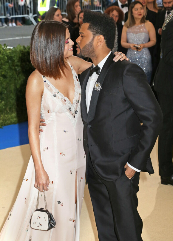 Selena Gomez et son ex-compagnon The Weeknd arrivent au MET Gala 2017 sur le thème de "Rei Kawakubo/Comme des Garçons: Art Of The In-Between" à New York, le 1er mai 2017.