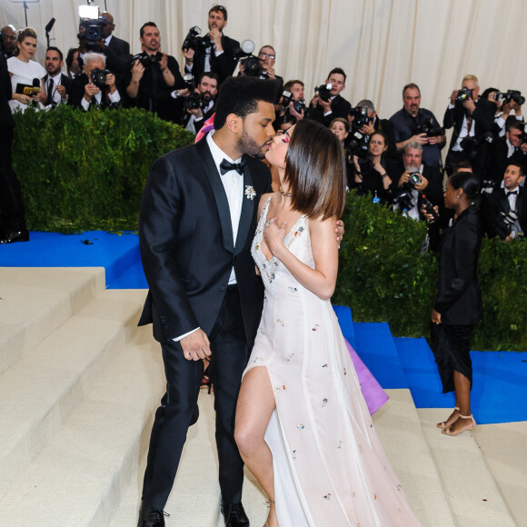 Selena Gomez et son ex-compagnon The Weeknd arrivent au MET Gala 2017 sur le thème de "Rei Kawakubo/Comme des Garçons: Art Of The In-Between" à New York, le 1er mai 2017.