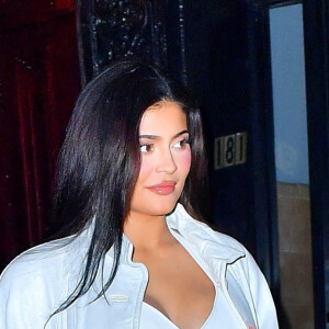 Kylie Jenner enceinte va dîner avec des amis au restaurant "Carbone" à New York le 8 septembre 2021.