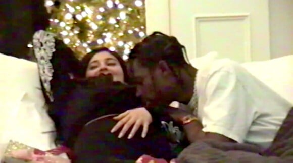 Kylie Jenner (enceinte) et Travis Scott dans une vidéo publiée le 4 février 2018 pour annoncer la naissance de leur fille.
