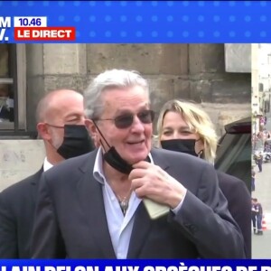 Alain Delon arrive aux obsèques de Jean-Paul Belmondo, en l'église Saint-Germain-des-Près, à Paris. Le 10 septembre 2021.