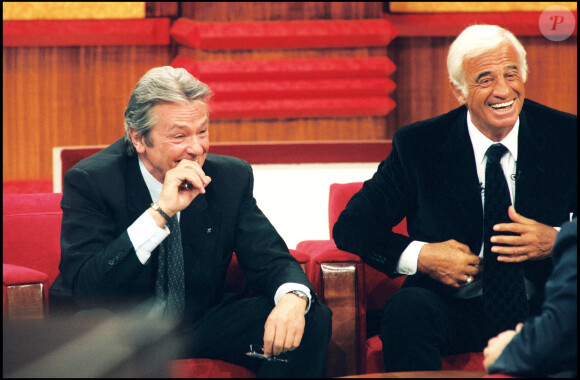 Archives - Jean-Paul Belmondo et Alain Delon dans une émission de télévision.