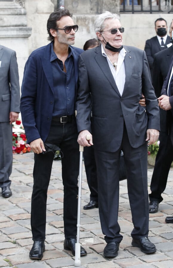 Alain Delon et son fils Anthony - Obsèques de Jean-Paul Belmondo en l'église Saint-Germain-des-Prés, à Paris. Le 10 septembre 2021.