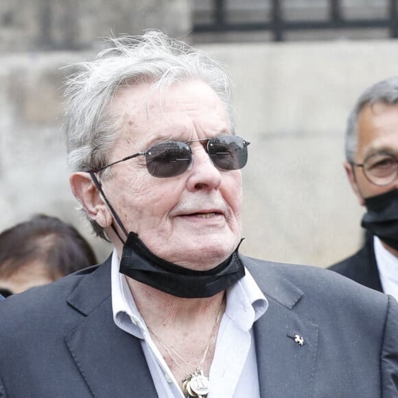 Alain Delon et son fils Anthony - Obsèques de Jean-Paul Belmondo en l'église Saint-Germain-des-Prés, à Paris. Le 10 septembre 2021.