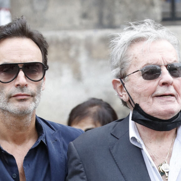 Alain Delon et son fils Anthony - Obsèques de Jean-Paul Belmondo en l'église Saint-Germain-des-Prés, à Paris. Le 10 septembre 2021.