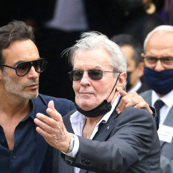Alain Delon et son fils Anthony - Obsèques de Jean-Paul Belmondo en l'église Saint-Germain-des-Prés, à Paris. Le 10 septembre 2021. © Dominique Jacovides / Bestimage