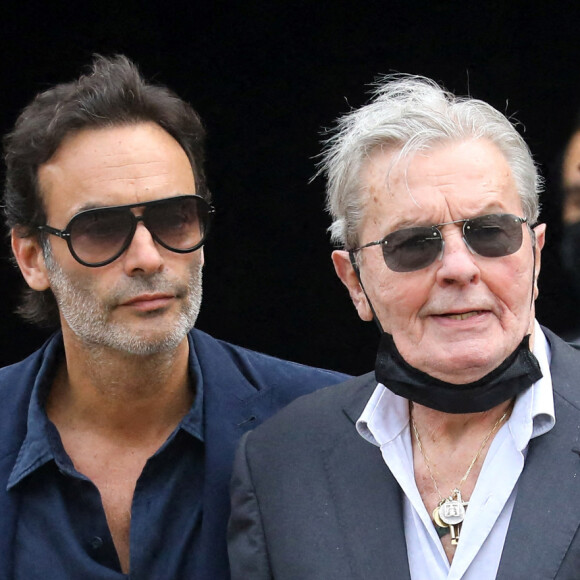 Alain Delon et son fils Anthony - Obsèques de Jean-Paul Belmondo en l'église Saint-Germain-des-Prés, à Paris. Le 10 septembre 2021. © Dominique Jacovides / Bestimage