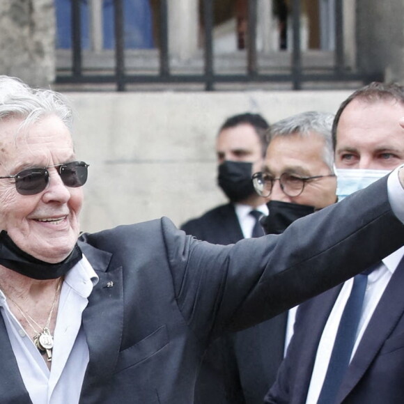 Alain Delon - Obsèques de Jean-Paul Belmondo en l'église Saint-Germain-des-Prés, à Paris. Le 10 septembre 2021. © Cyril Moreau / Bestimage