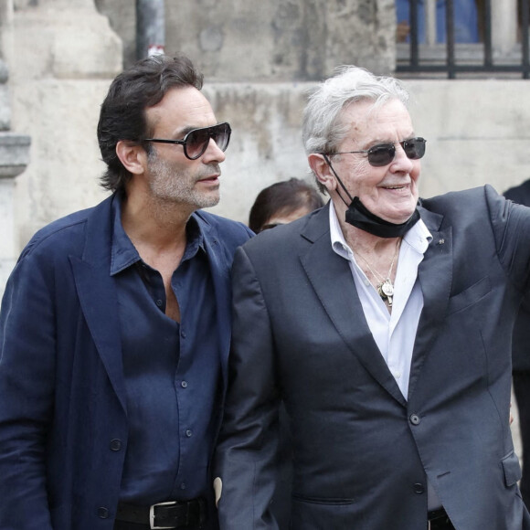 Alain Delon et son fils Anthony - Obsèques de Jean-Paul Belmondo en l'église Saint-Germain-des-Prés, à Paris. Le 10 septembre 2021. © Cyril Moreau / Bestimage