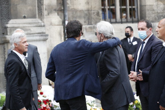 Alain Delon et son fils Anthony - Obsèques de Jean-Paul Belmondo en l'église Saint-Germain-des-Prés, à Paris. Le 10 septembre 2021. © Cyril Moreau / Bestimage