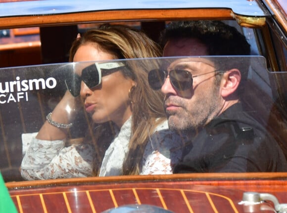 Jennifer Lopez et son compagnon Ben Affleck arrivent au 78ème Festival international du film de Venise (La Mostra), à Venise, Italie, le 9 septembre 2021. 