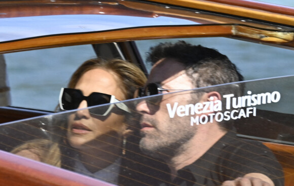 Jennifer Lopez et son compagnon Ben Affleck arrivent au 78ème Festival international du film de Venise (La Mostra), à Venise, Italie, le 9 septembre 2021.  Jennifer Lopez and Ben Affleck seen arriving at the 78th Venice International Film Festival in Venice, Italy. 