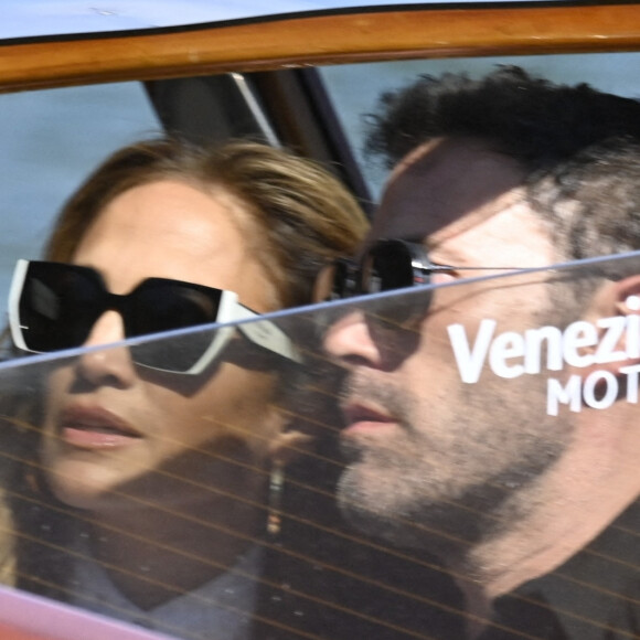 Jennifer Lopez et son compagnon Ben Affleck arrivent au 78ème Festival international du film de Venise (La Mostra), à Venise, Italie, le 9 septembre 2021.  Jennifer Lopez and Ben Affleck seen arriving at the 78th Venice International Film Festival in Venice, Italy. 