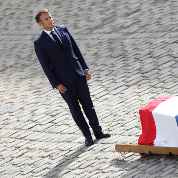 Emmanuel Macron devant le cercueil de l'acteur français Jean-Paul Belmondo - Cérémonie d'hommage national à Jean-Paul Belmondo à l'Hôtel des Invalides à Paris, le 9 septembre 2021. © Dominique Jacovides/Bestimage