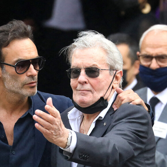 Alain Delon et son fils Anthony - Obsèques de Jean-Paul Belmondo en l'église Saint-Germain-des-Prés, à Paris le 10 septembre 2021. © Dominique Jacovides / Bestimage 