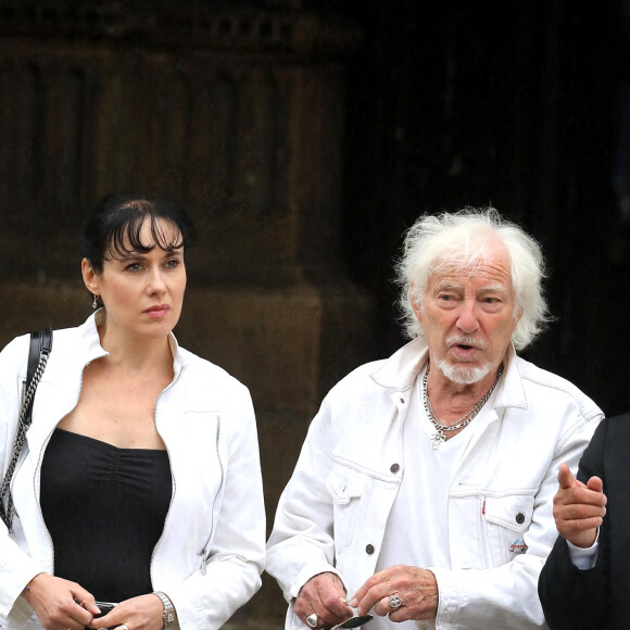 Hugues Aufray et sa compagne Muriel - Obsèques de Jean-Paul Belmondo en l'église Saint-Germain-des-Prés, à Paris le 10 septembre 2021. © Dominique Jacovides / Bestimage 