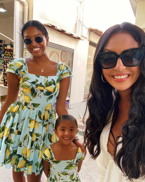 Vanessa Bryant, la veuve de Kobe Bryant, et leurs filles Natalia et Capri Bryant. Août 2021.