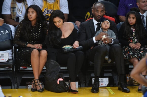 Kobe Bryant avec ses filles Natalia Diamante Bryant, Gianna Maria-Onore Bryant, Bianka Bella Bryant et sa femme Vanessa Bryant au match de basket des Lakers à Los Angeles, le 19 décembre 2017