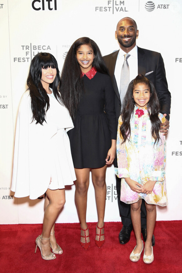 Natalia (au milieu), la fille de Kobe Bryant et son épouse Vanessa Bryant, a décroché sa première couverture de magazine !