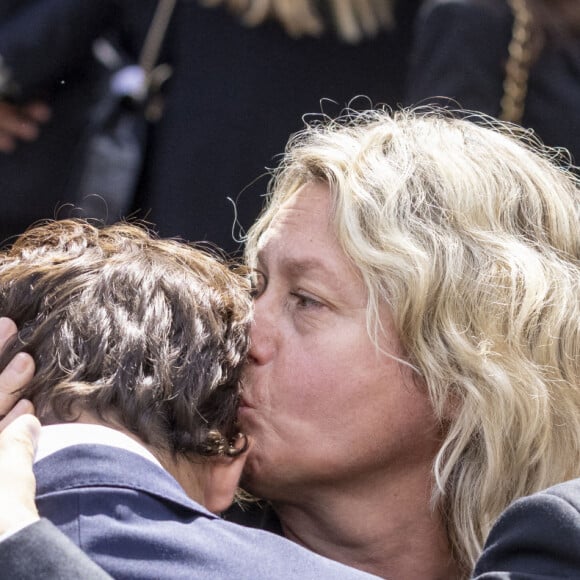 Luana Belmondo embrasse ses fils Giacomo et Victor Belmondo lors des obsèques de Jean-Paul Belmondo en l'église Saint-Germain-des-Prés, à Paris le 10 septembre 2021. © Cyril Moreau / Bestimage