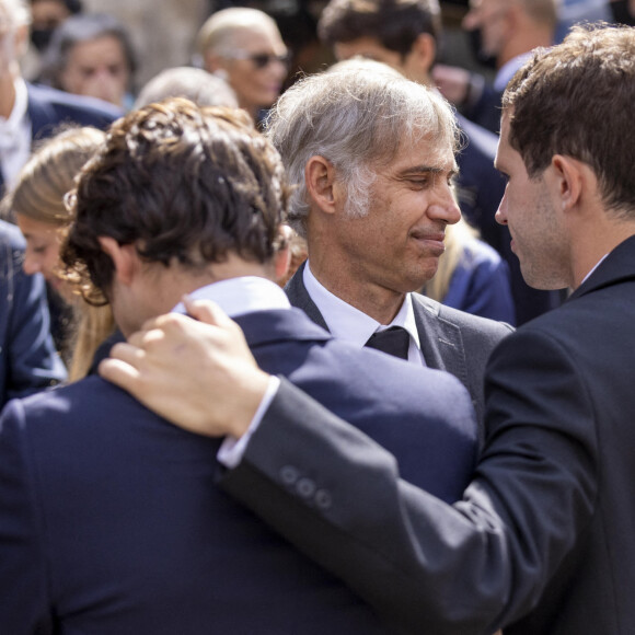 Paul Belmondo et ses fils Giacomo et Victor Belmondo lors des obsèques de Jean-Paul Belmondo en l'église Saint-Germain-des-Prés, à Paris le 10 septembre 2021. © Cyril Moreau / Bestimage