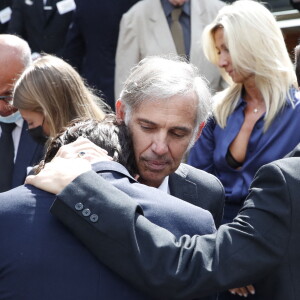 Stella Belmondo et sa mère Natty Tardivel, Paul Belmondo et son fils Giacomo aux obsèques de Jean-Paul Belmondo en l'église Saint-Germain-des-Prés, à Paris le 10 septembre 2021. © Cyril Moreau / Bestimage