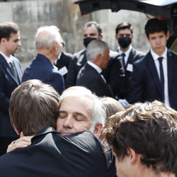 Florence Belmondo, Alessandro Belmondo, Paul Belmondo, Nathalie Tardivel, Giacomo et Victor Belmondo - Sorties - Obsèques de Jean-Paul Belmondo en l'église Saint-Germain-des-Prés, à Paris le 10 septembre 2021. © Cyril Moreau / Bestimage