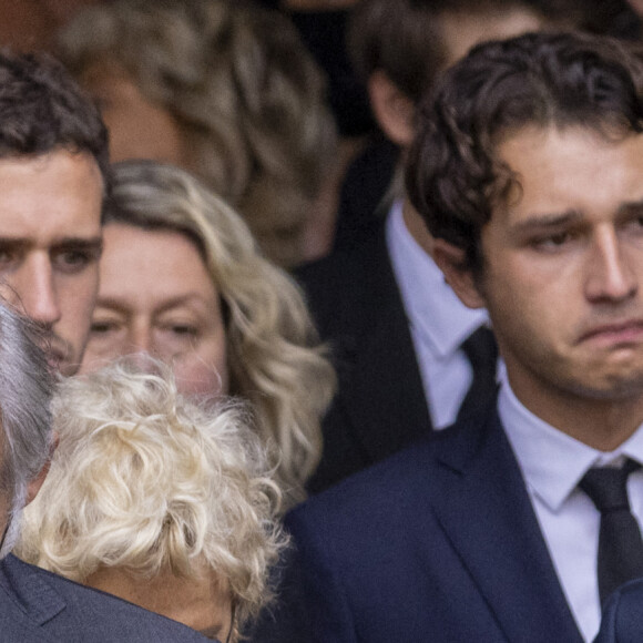 Stella Belmondo, Florence Belmondo, Paul Belmondo, Victor et Giacomo Belmondo - Sorties - Obsèques de Jean-Paul Belmondo en l'église Saint-Germain-des-Prés, à Paris le 10 septembre 2021. © Cyril Moreau / Bestimage