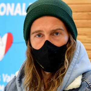 Exclusif - Le chanteur Julien Doré à la rencontre des sinistrés avec des bénévoles du Secours populaire dans la Vésubie suite au passage de la tempête Alex, à Saint-Martin-Vésubie, France, le 21 novembre 2020. © Bruno Bebert/Bestimage