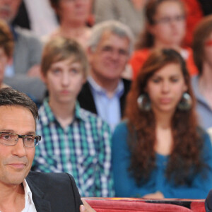 Julien Courbet et Gérard Louvin lors de l'enregistrement de l'émission 'Vivement Dimanche' . © Guillaume Gaffiot /Bestimage