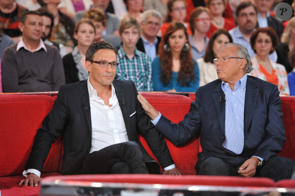 Julien Courbet et Gérard Louvin lors de l'enregistrement de l'émission 'Vivement Dimanche' . © Guillaume Gaffiot /Bestimage