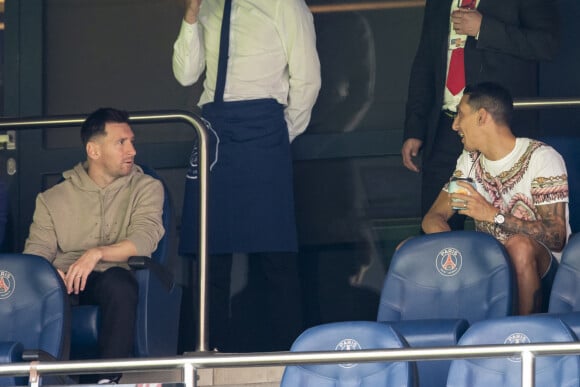 Angel DiMaria et Lionel Leo Messi - People en tribune lors de la rencontre de football Paris Saint Germain PSG contre Clermont (4-0) au Parc des Princes à Paris le 11 septembre 2021 
